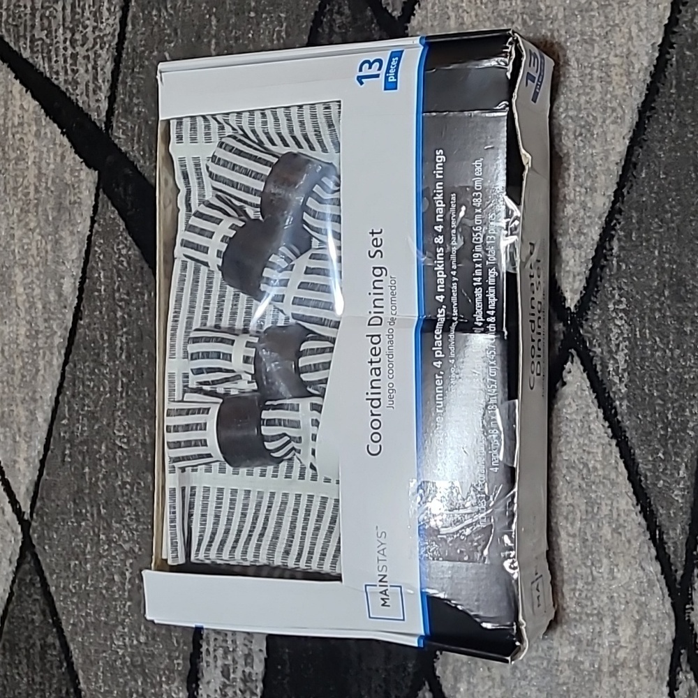 COORDINATED DINING SET BLACK & WHITE 1-RUNNER 4- RINGS 4- PLACEMATS 4- NAPKINS